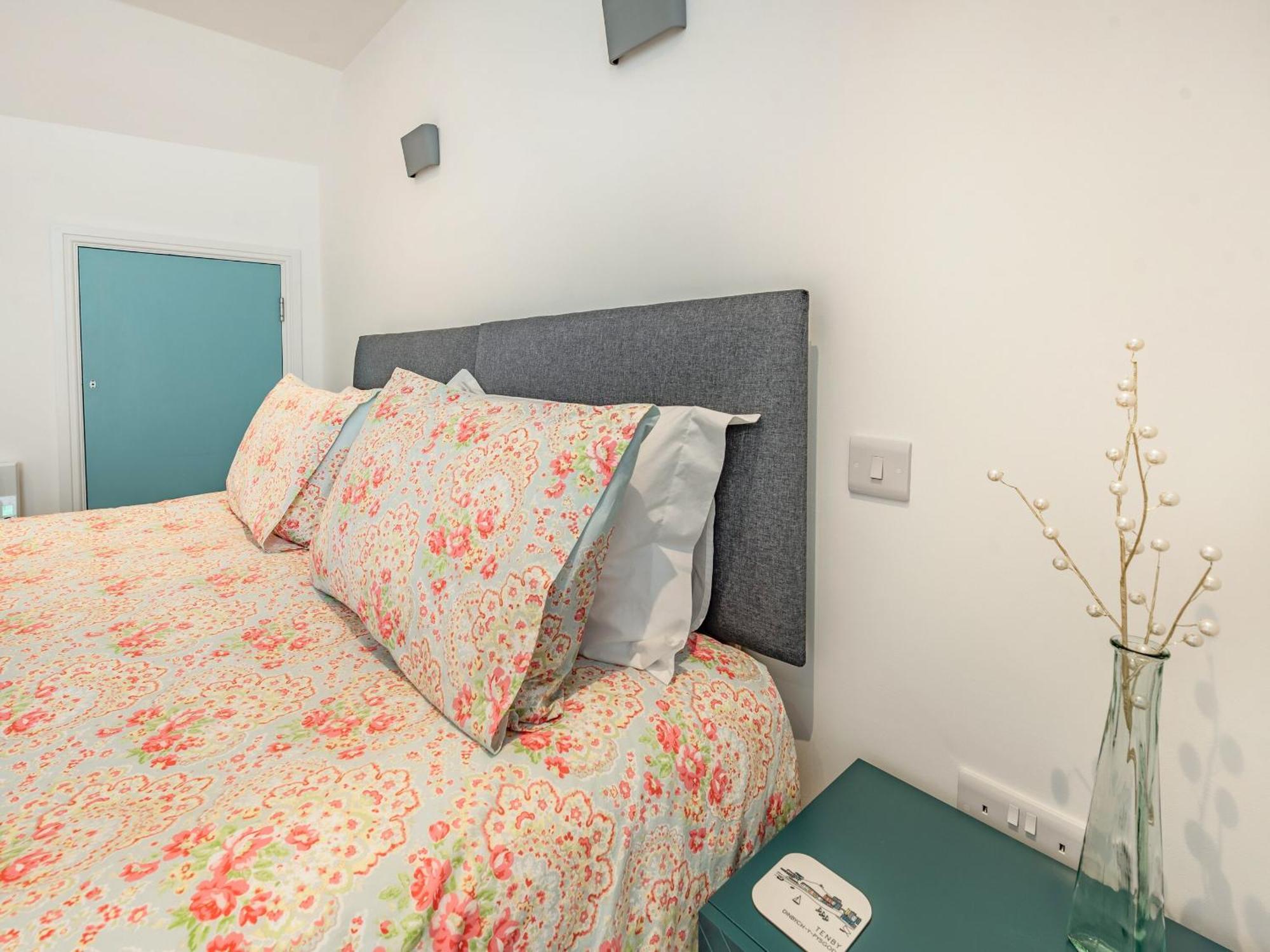 Ocean Waves Villa Tenby Exterior photo
