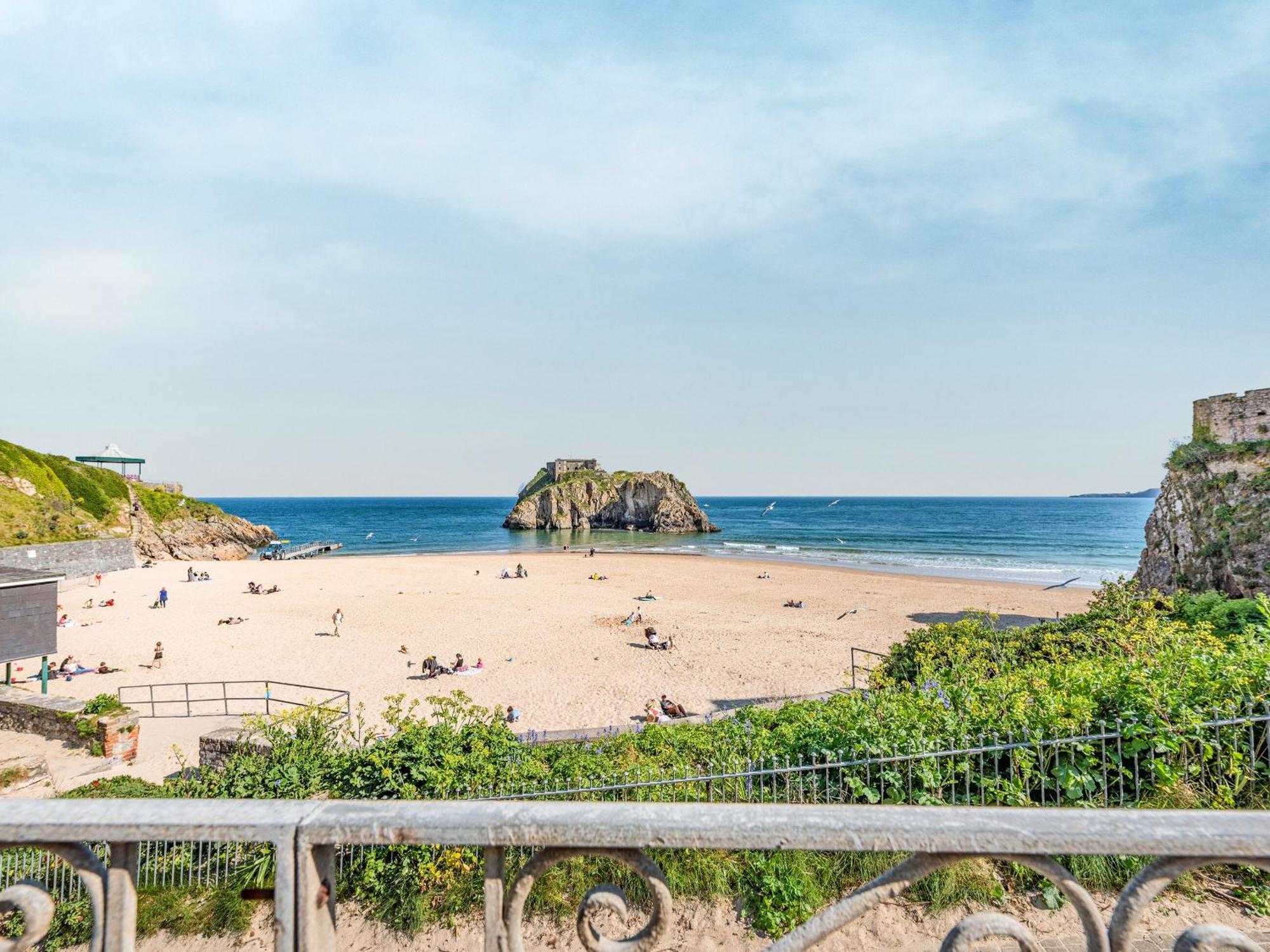 Ocean Waves Villa Tenby Exterior photo